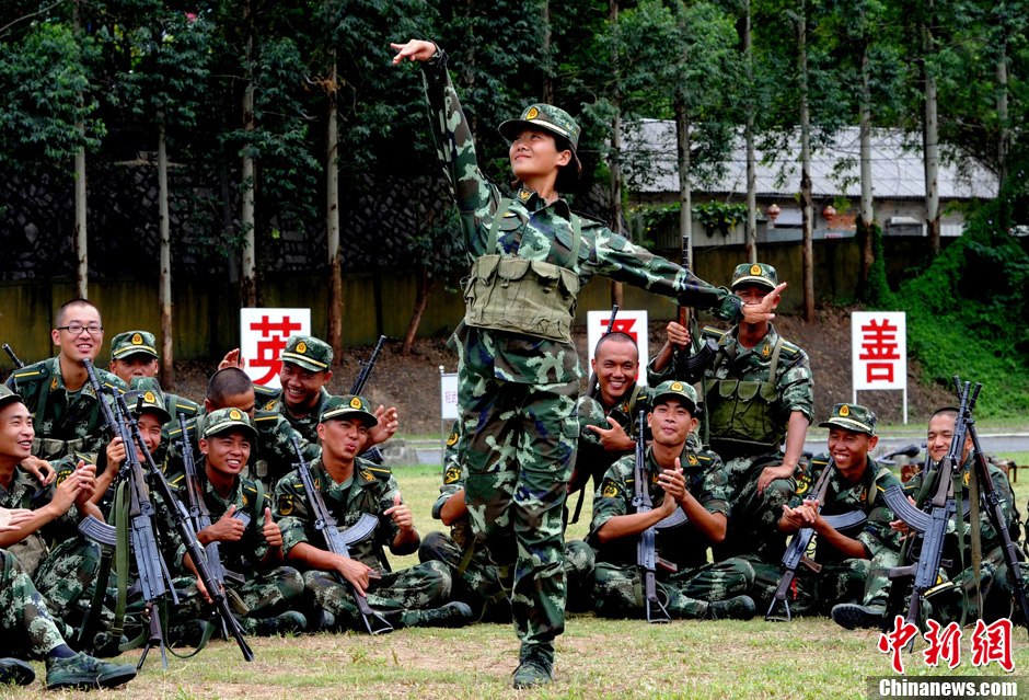福建新“警花”接受訓(xùn)練 曾參加世界小姐比賽