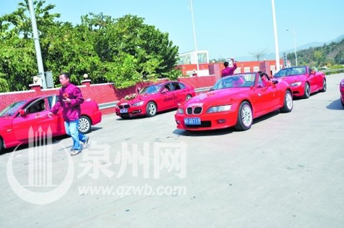 泉州迎親隊(duì)9輛紅寶馬統(tǒng)一紅唐裝 女方嫁妝上億