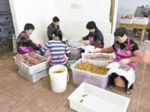 龍巖泡鴨爪來歷不明 批發(fā)商:我們從來不吃