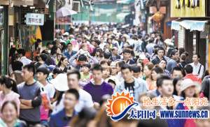 5個(gè)休息日25萬(wàn)人上島 鼓浪嶼之波不是海浪是人潮