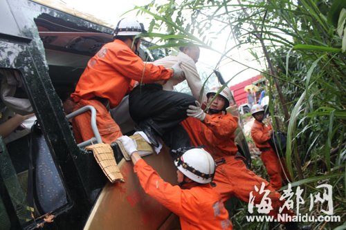 南平大客車沖下路基飛進(jìn)6米深山谷 5人受傷