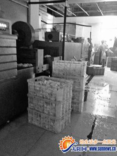 暗訪一次性消毒餐具小作坊 高溫消毒只是用熱水泡一下