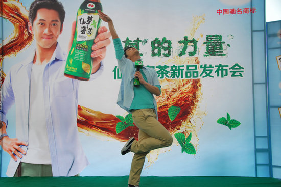 陳漢典來廈出席代言 模仿康永小S稱計劃出片