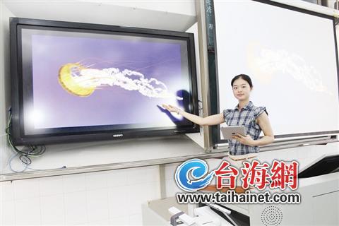 臺(tái)中40余所中學(xué)校長(zhǎng)體驗(yàn)福建最先進(jìn)“智慧教室”