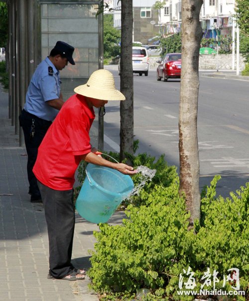 福州市民響應(yīng)“一桶水”行動 千人接力護(hù)綠
