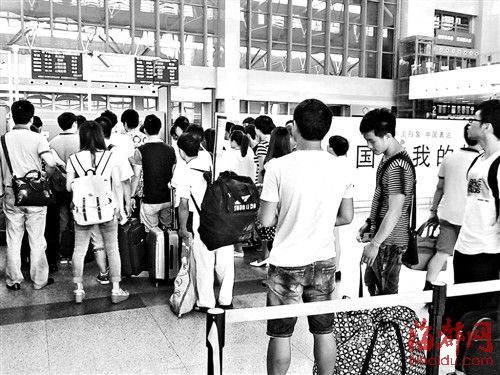 福州火車南站安檢員集體離崗數(shù)小時 相關部門稱原因仍在調查