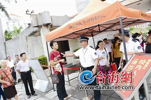 廈大迎新新生與其家屬準入 眾游客校門口“認親”