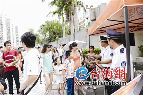 廈大迎新新生與其家屬準(zhǔn)入 眾游客校門口“認(rèn)親”