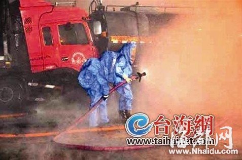 28噸鹽酸國(guó)道上泄漏 廈7部消防車馳援排險(xiǎn)