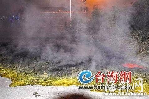 28噸鹽酸國(guó)道上泄漏 廈7部消防車馳援排險(xiǎn)