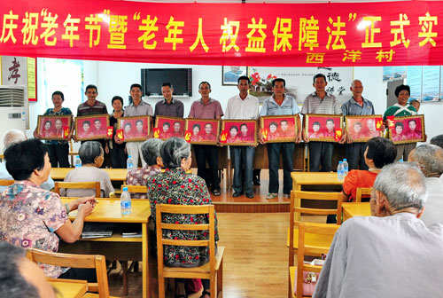 西洋村:為百名農(nóng)村老人送祝福