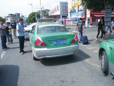 福州火車(chē)站整治出租車(chē)亂象 的士違規(guī)攬客罰150元扣3分