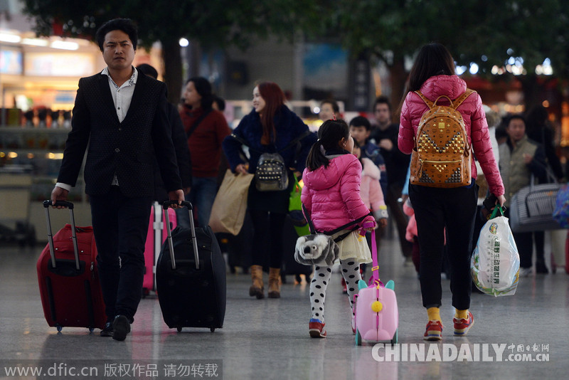 廣州機(jī)場(chǎng)秩序井然 全民攝影時(shí)代隨手拍“回家”