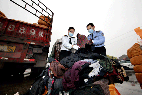 廣州海關(guān)查獲走私“洋垃圾”舊衣服230噸