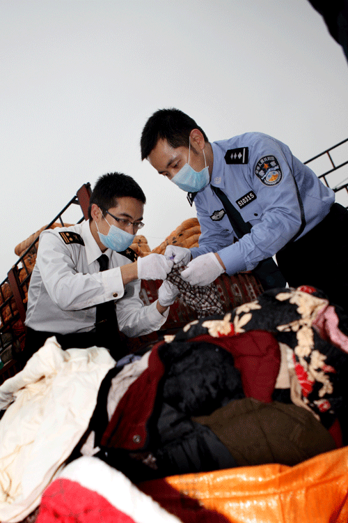 廣州海關(guān)查獲走私“洋垃圾”舊衣服230噸