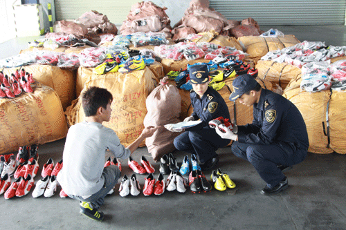 廣州海關(guān)查獲5400雙假名牌鞋