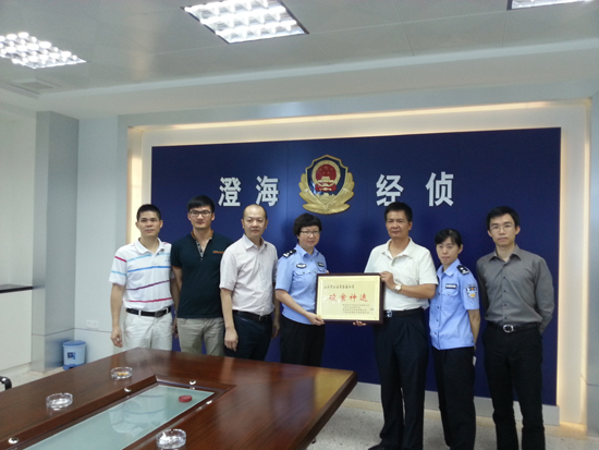 異地用警端掉制假窩點(diǎn) 五省聯(lián)動(dòng)斬?cái)嗬骀湕l