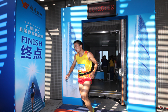 13分54秒！奧運(yùn)選手勇奪廣州IFC登高賽冠軍