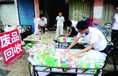 大學生撿垃圾 十年捐出20萬資助“山里娃”