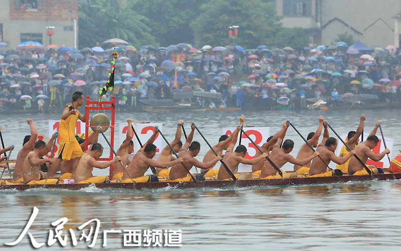高清組圖：廣西融安“群龍競(jìng)渡鬧融江”