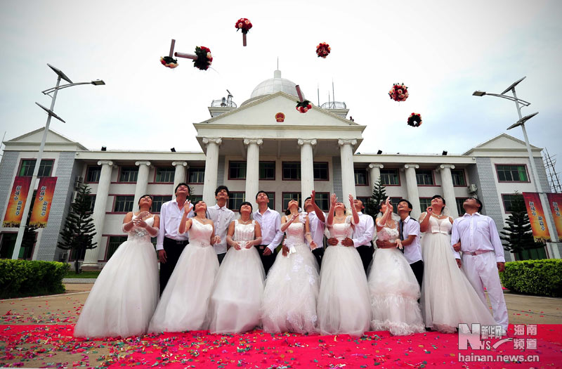9月25日,新人在集體婚禮現(xiàn)場。 海南三沙七對新人永興島上集體婚禮 喜結(jié)良緣