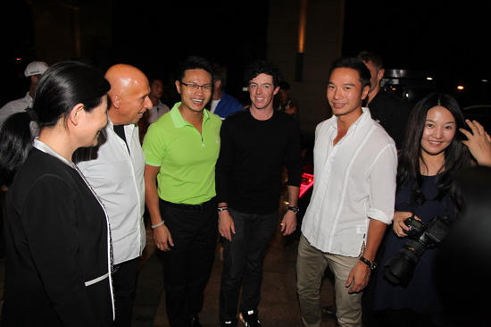 泰格·伍茲與麥克·羅伊抵達(dá)海口