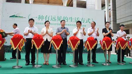 以圖書(shū)和展覽的形式弘揚(yáng)鸚哥嶺青年團(tuán)隊(duì)奮斗精神