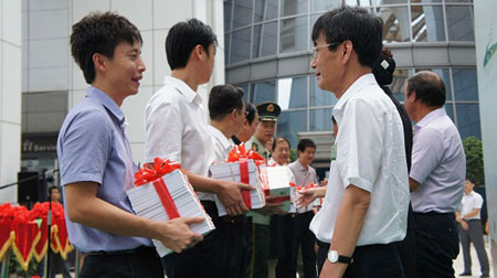 以圖書(shū)和展覽的形式弘揚(yáng)鸚哥嶺青年團(tuán)隊(duì)奮斗精神