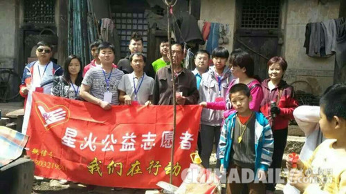 石家莊星火愛心團(tuán)隊走進(jìn)靈壽 為孤寡老人送去善款