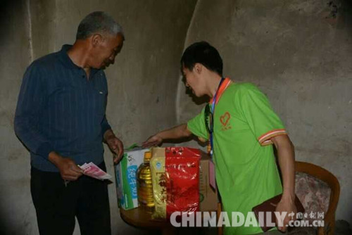 石家莊星火愛心團(tuán)隊走進(jìn)靈壽 為孤寡老人送去善款