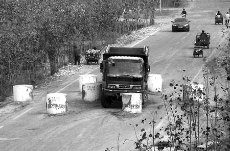 “雷人”路墩行車如考駕照 交通部門:符合規(guī)定