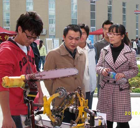 中原工學(xué)院開展“科技活動(dòng)周”增強(qiáng)創(chuàng)新能力