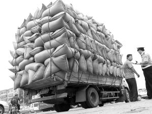 專(zhuān)家稱(chēng)我國(guó)大貨車(chē)普遍超載 路橋費(fèi)等系背后推手