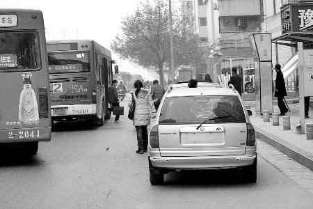 十大行車(chē)不文明行為:亂用遠(yuǎn)光燈高居不文明榜首