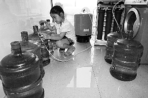 “送水哥”正式露面 “很有錢”是個傳說 (圖)