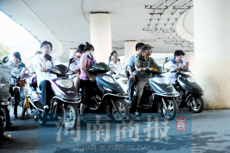 9月1日起時(shí)速超20公里電動(dòng)車歸為摩托或需考駕照