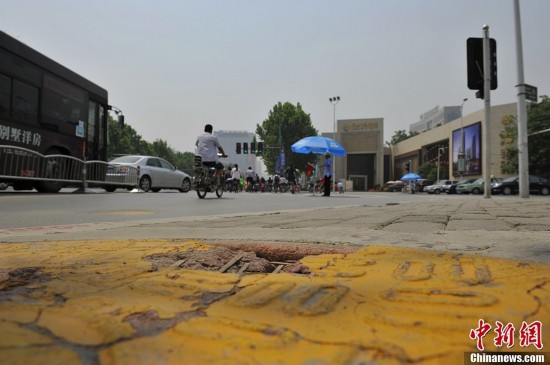 鄭州現(xiàn)“竹篾井蓋” 市民擔(dān)心命懸黑洞