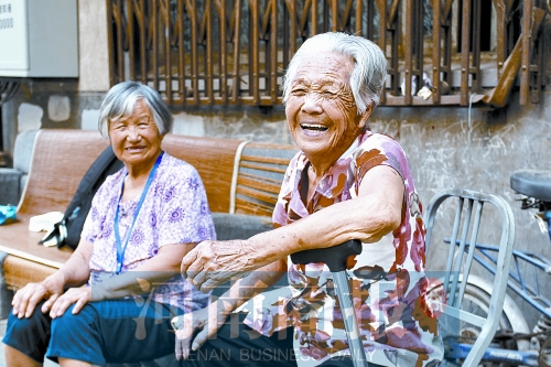 鄭州“好孫媳”爭(zhēng)回奶奶照顧17年 鄰居都點(diǎn)贊