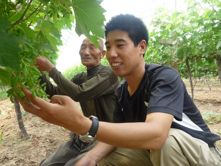 河南商水：大學(xué)生村官與老百姓“交流”
