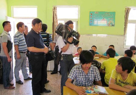 平頂山市:關(guān)注貧困地區(qū)兒童 將愛心進行到底