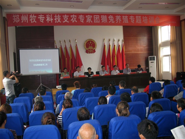 鄭州牧專師生攜手送知識 科技服務(wù)暖人心