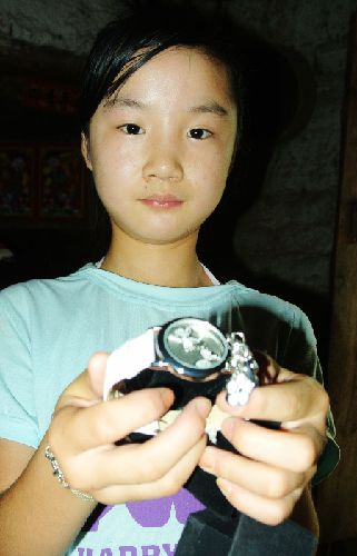 河南商城縣一留守兒童收到英國(guó)禮物（組圖）