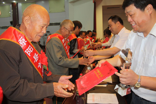 河南原陽縣舉行首屆道德模范頒獎(jiǎng)典禮