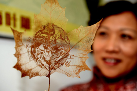 河南商城:民間藝人朱華梅在樹葉上雕刻藝術(shù)