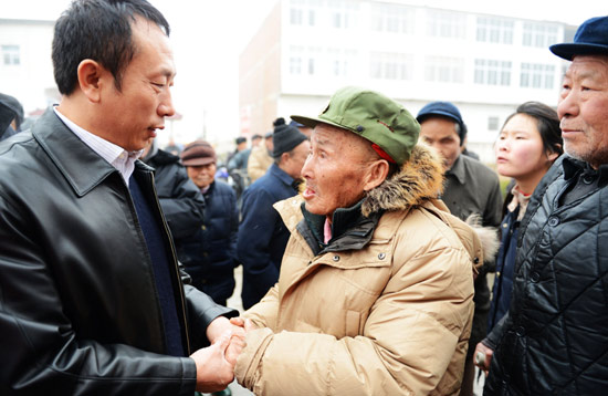 農(nóng)民工回鄉(xiāng)感恩17年 送60萬(wàn)斤大米7萬(wàn)斤豬肉