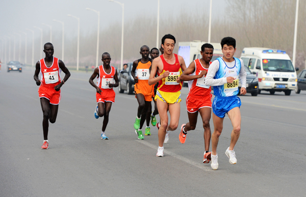 2013鄭開(kāi)國(guó)際馬拉松鳴槍開(kāi)跑