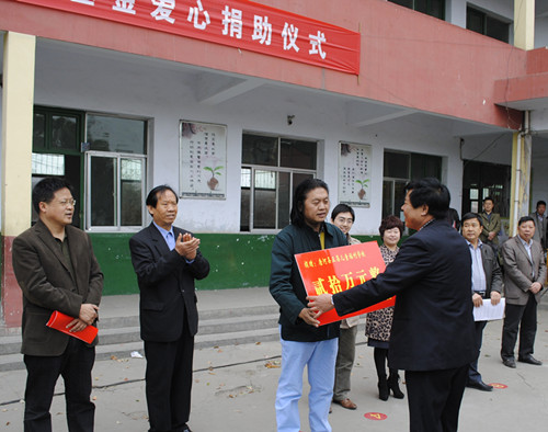 中華慈善總會關(guān)注唐河孤兒 傳遞正能量