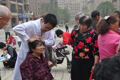 鄭州中醫(yī)骨傷病醫(yī)院“冬病夏治”進(jìn)社區(qū) 便民惠民受歡迎