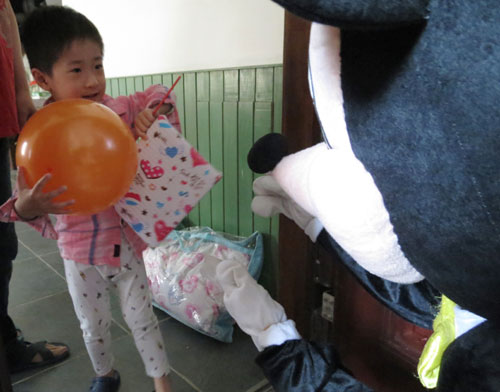 鄭州馨悅苑社區(qū)喜慶“六一” “米奇”帶隊送禮