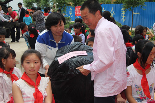 河南省愛心基金會(huì)與李靈希望小學(xué)共慶“六一”